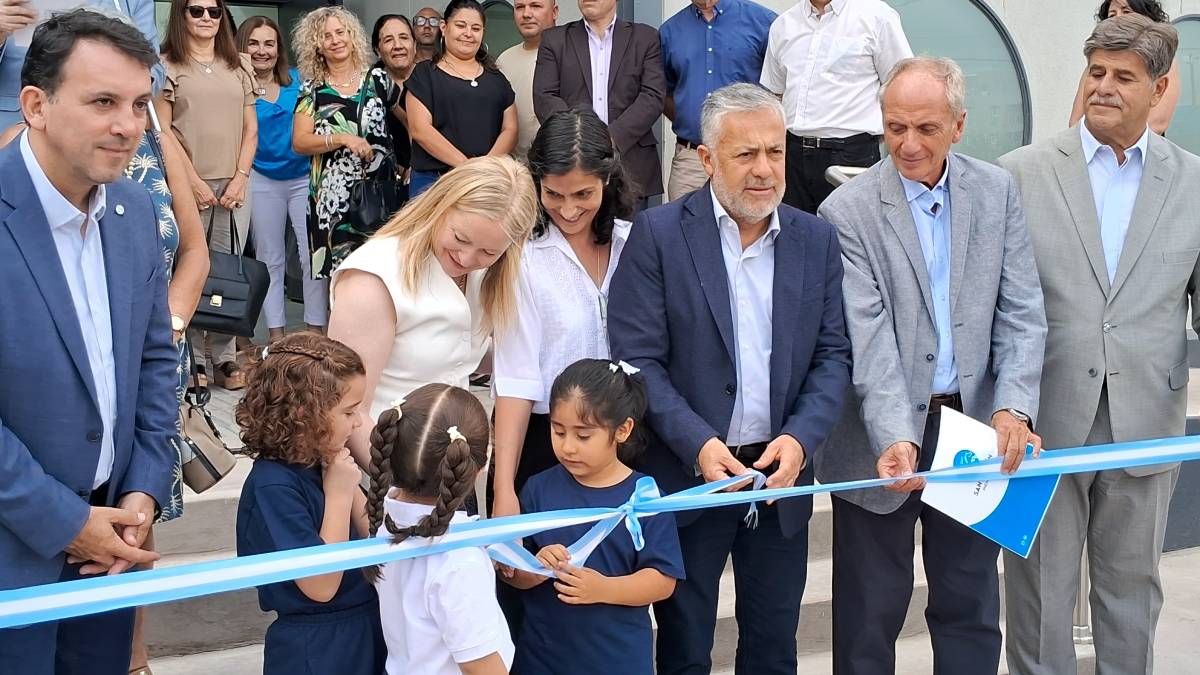 El gobernador Alfredo Cornejo dio inicio al ciclo lectivo 2025 en un nuevo edificio escolar en San Martín.