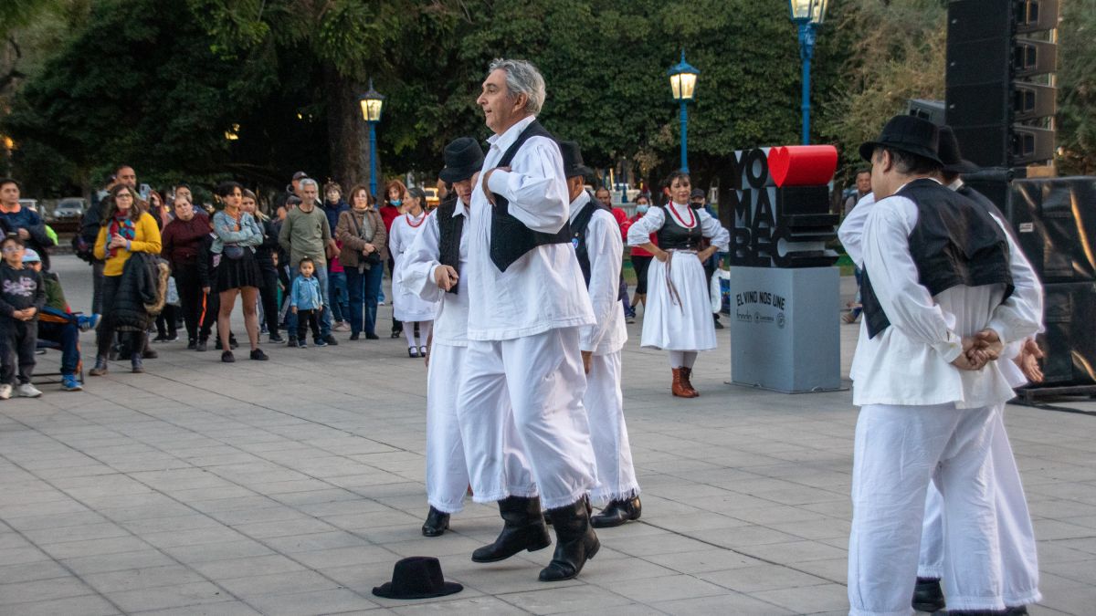 La comunidad croata se hizo presente y mostró sus bailes típicos en Plaza Independencia para cerrar el Mes del Malbec.