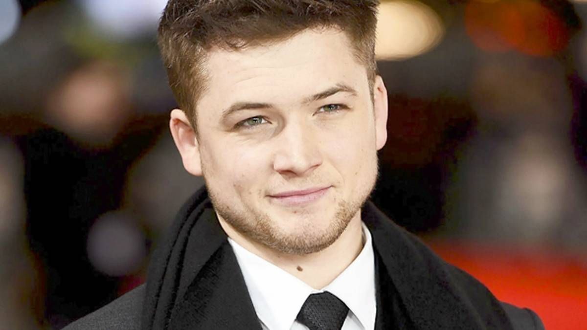 Taron Egerton. El brillante actor se destaca en la película de acción de Netflix, Equipaje de mano.&nbsp;
