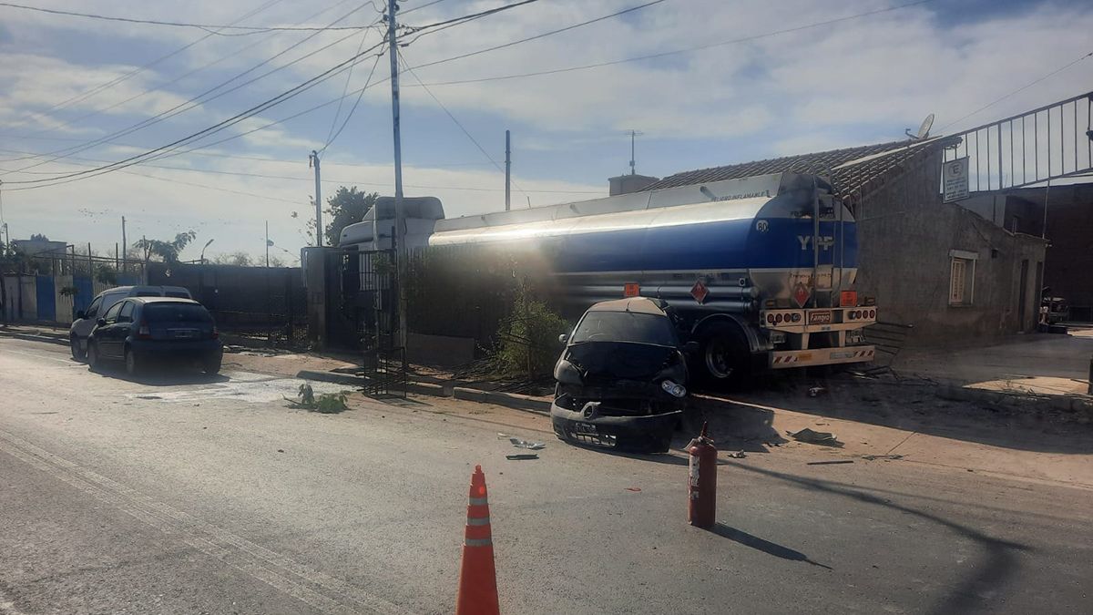 El camión arrancó los gabinetes de gas y hubo una gran fuga hasta que cortaron el servio en toda la manzana, al igual que la luz por seguridad.
