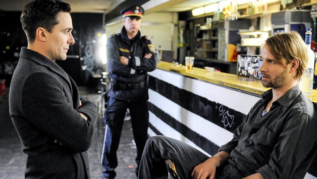 La serie gira en torno al psicólogo forense Dr. Leo Benedikt, interpretado por Alexander Pschill. Imagen: Prime Video. La serie gira en torno al psicólogo forense Dr. Leo Benedikt, interpretado por Alexander Pschill. Imagen: Prime Video.