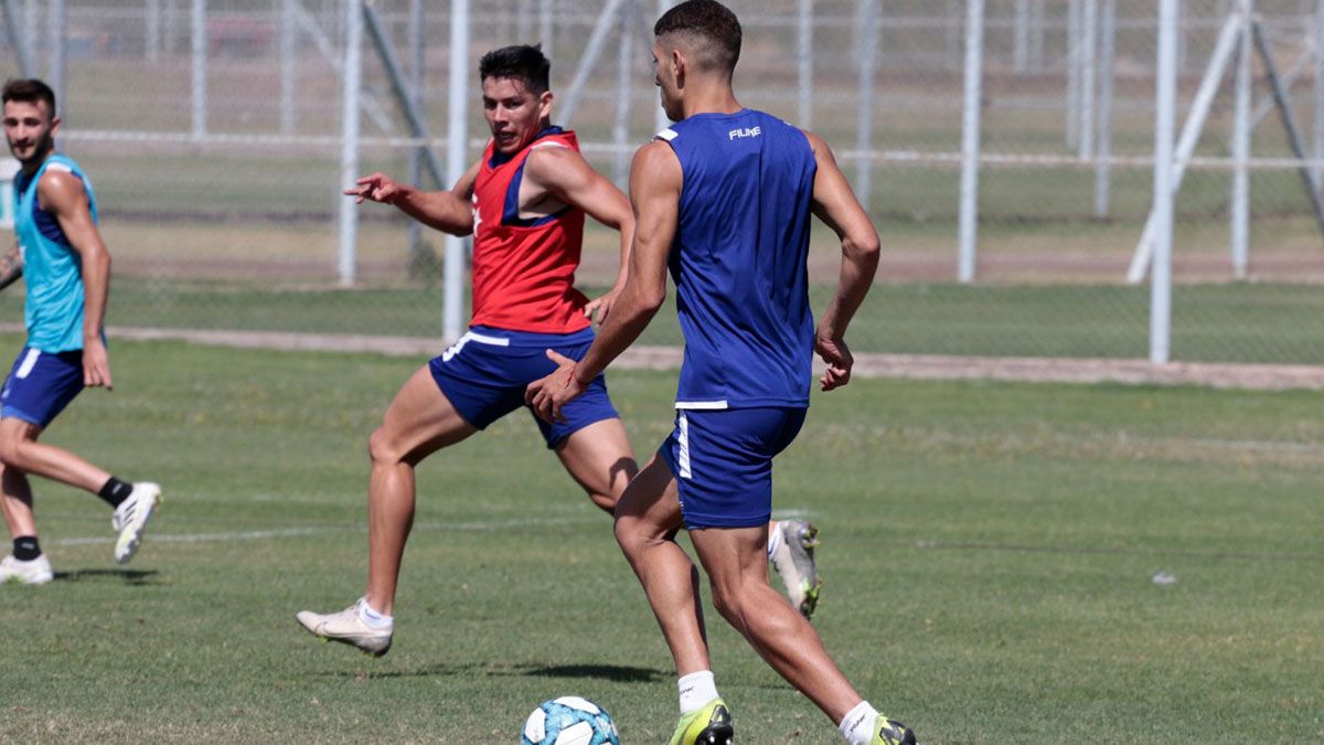 Algunos barras del Tomba visitaron al plantel en Coquimbito