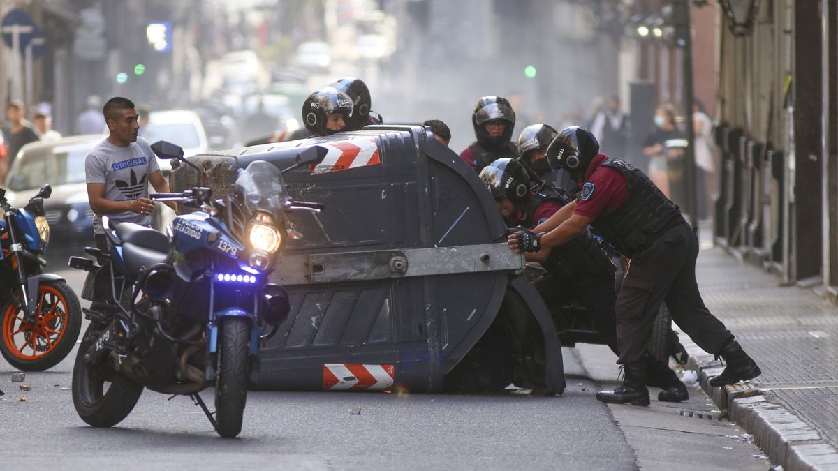 Los manifestantes incendiaron contenedores.