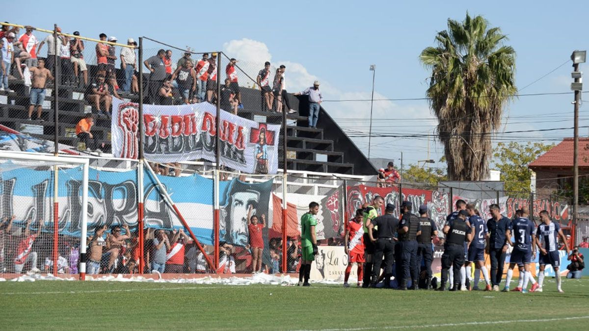 El incidente hizo suspender el partido cuando el Deportivo Maipú iba ganando