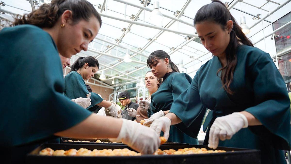 Los cocineros del evento en el que estuvo Javier Milei trabajaron con todos los cuidados necesarios junto con un bromatólogo. Los cocineros del evento en el que estuvo Javier Milei trabajaron con todos los cuidados necesarios junto con un bromatólogo.