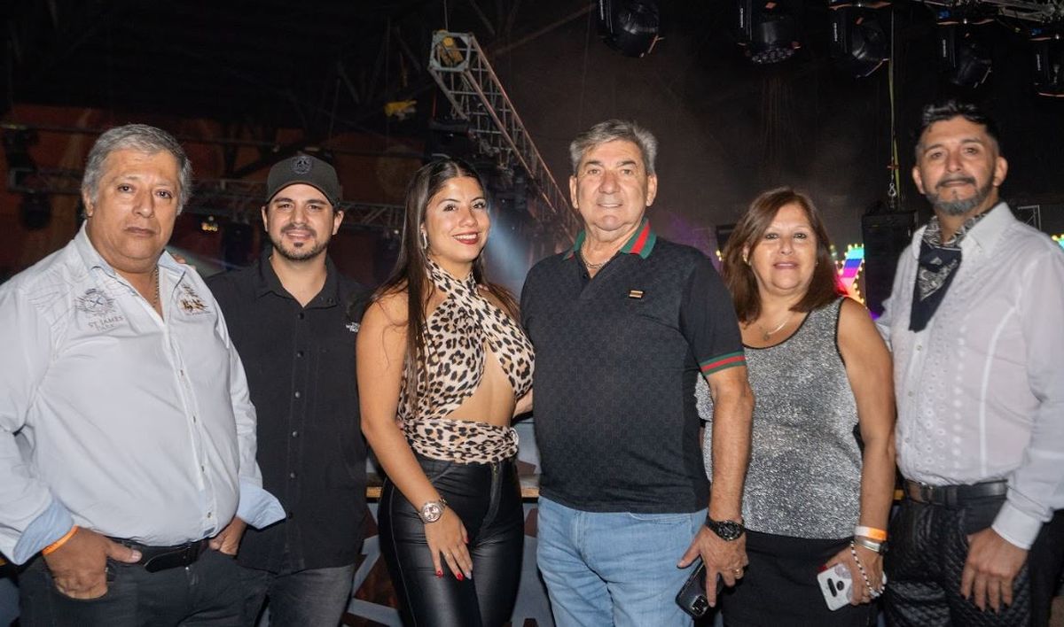 Tito Bustos, creador de la Vendimia Gay y amigos disfrutaron del VIP. Tito Bustos, creador de la Vendimia Gay y amigos disfrutaron del VIP.