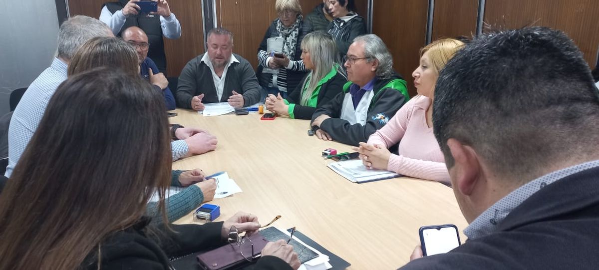 ATE cerró el acuerdo paritario para los licenciados en Enfermería, como también a los empleados de los sectores 15 de Salud, 5 de Administración Central, régimen 35 de Ambiente, Guardaparques y Ecoparque. ATE cerró el acuerdo paritario para los licenciados en Enfermería, como también a los empleados de los sectores 15 de Salud, 5 de Administración Central, régimen 35 de Ambiente, Guardaparques y Ecoparque.