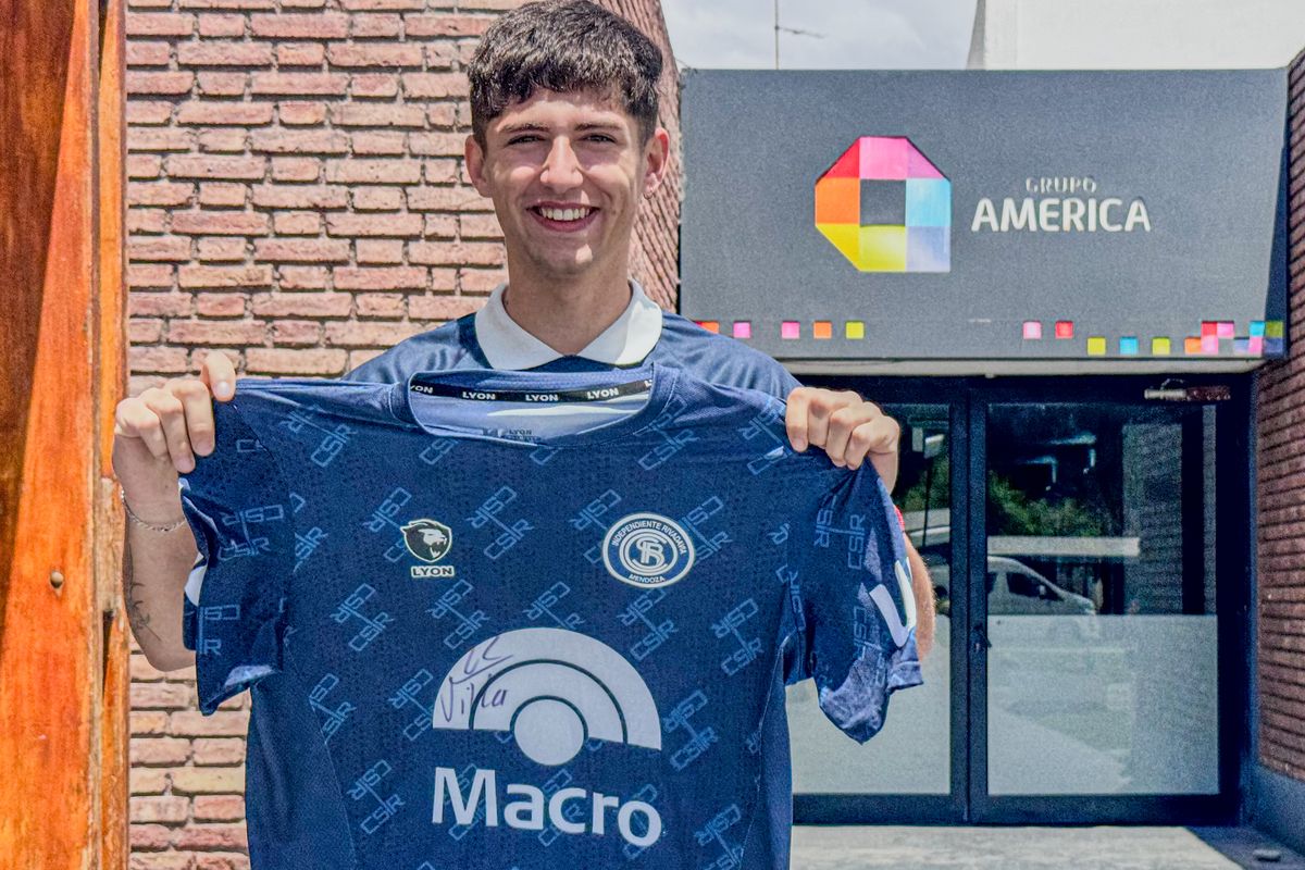 Gastón ya tiene su camiseta de Sebastián Villa para alentar a Independiente Rivadavia en la final