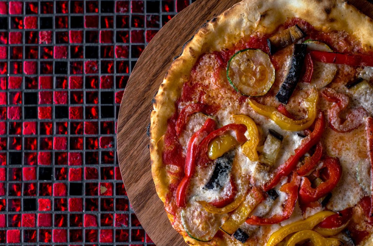 Debes probar la margherita STG, hecha con auténtica mozzarella di bufala campana y fragante albahaca fresca. Debes probar la margherita STG, hecha con auténtica mozzarella di bufala campana y fragante albahaca fresca.