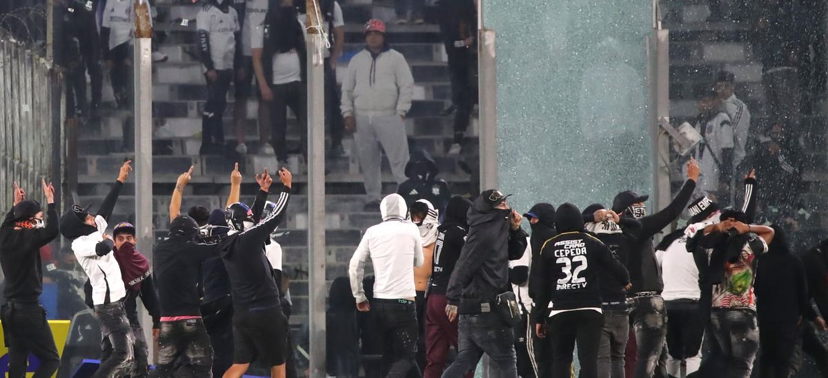 Los hinchas hicieron detener el partido.