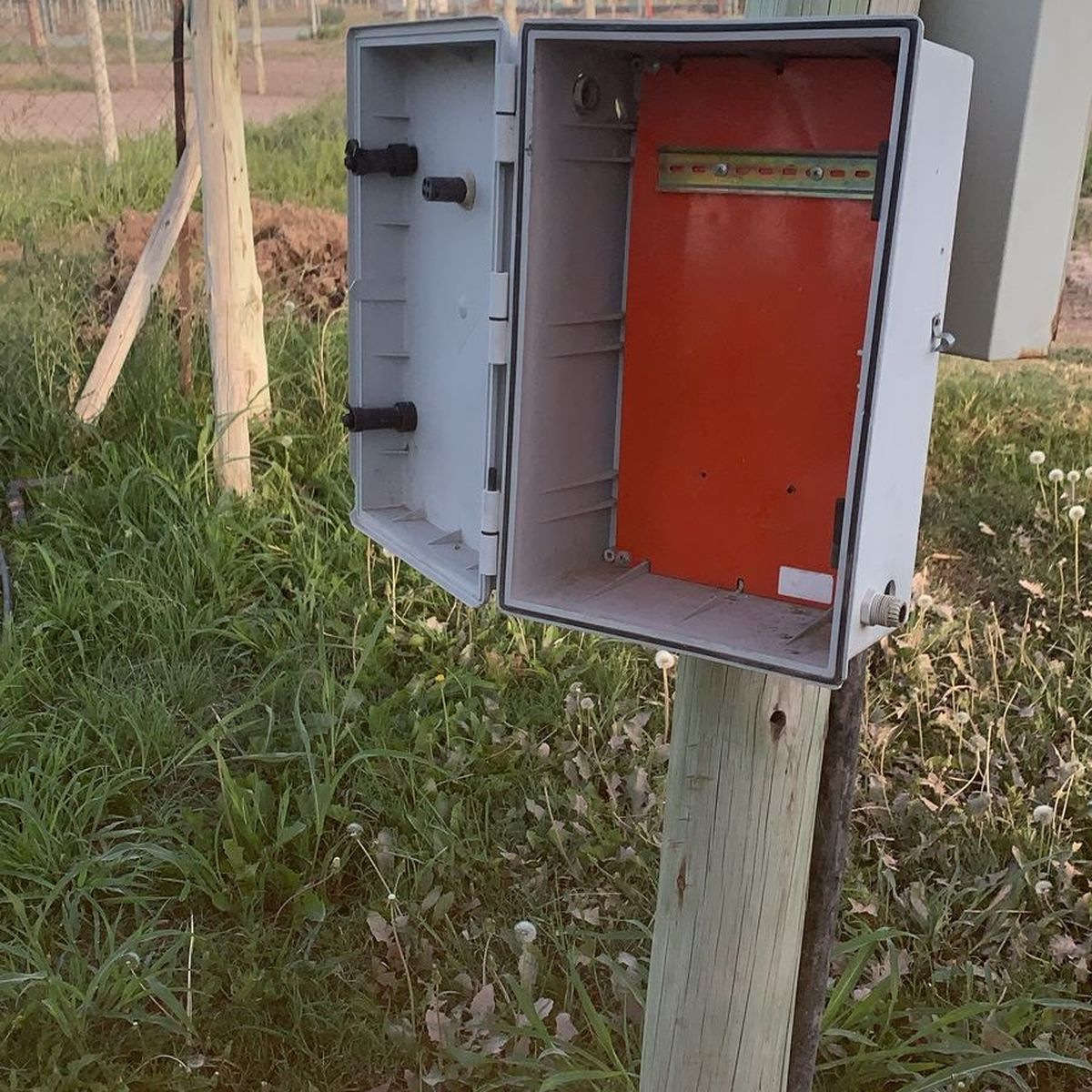 El medidor de luz es uno de los tantos elementos que se han robado del club maipucino. El medidor de luz es uno de los tantos elementos que se han robado del club maipucino.