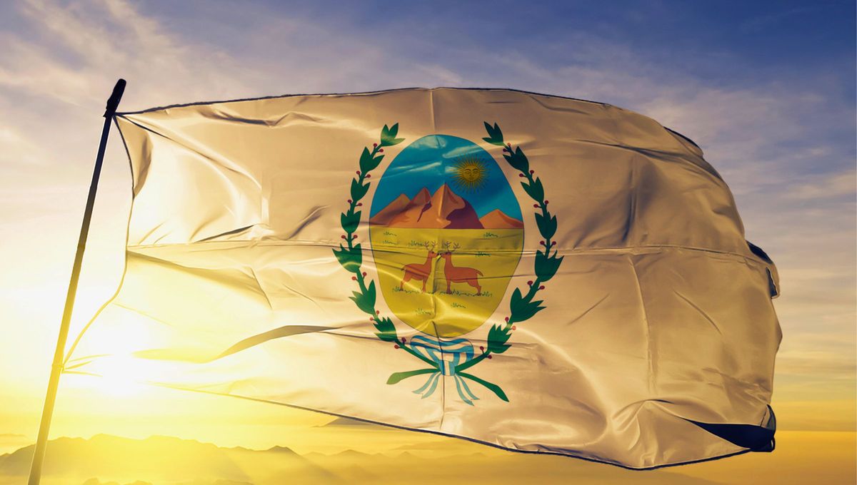 La bandera de Cuyo que entre sierras y venados representa identidad, historia y raíces firmes en Argentina