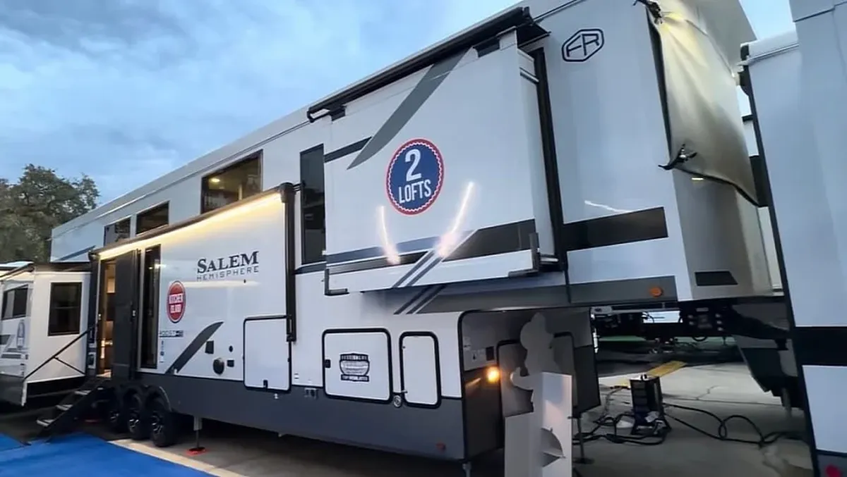 Este trailer gigante tiene todo lo que tiene una casa convencional.