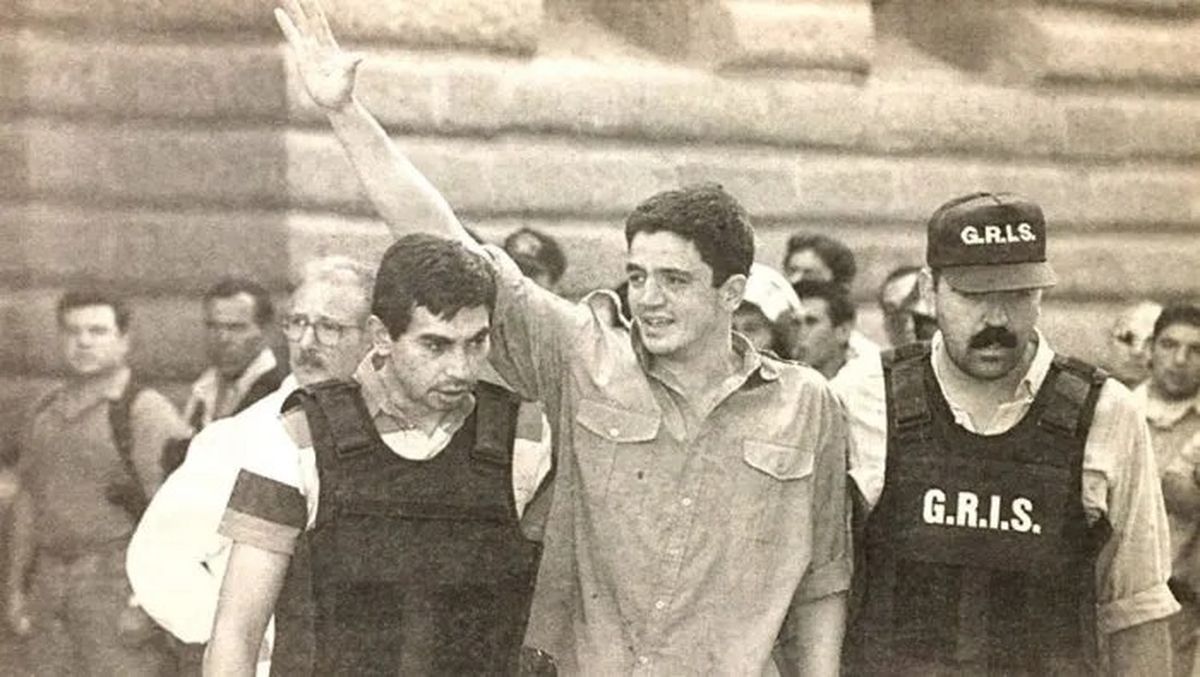 Uno de los penitenciarios liberados al final del motín. Uno de los penitenciarios liberados al final del motín.