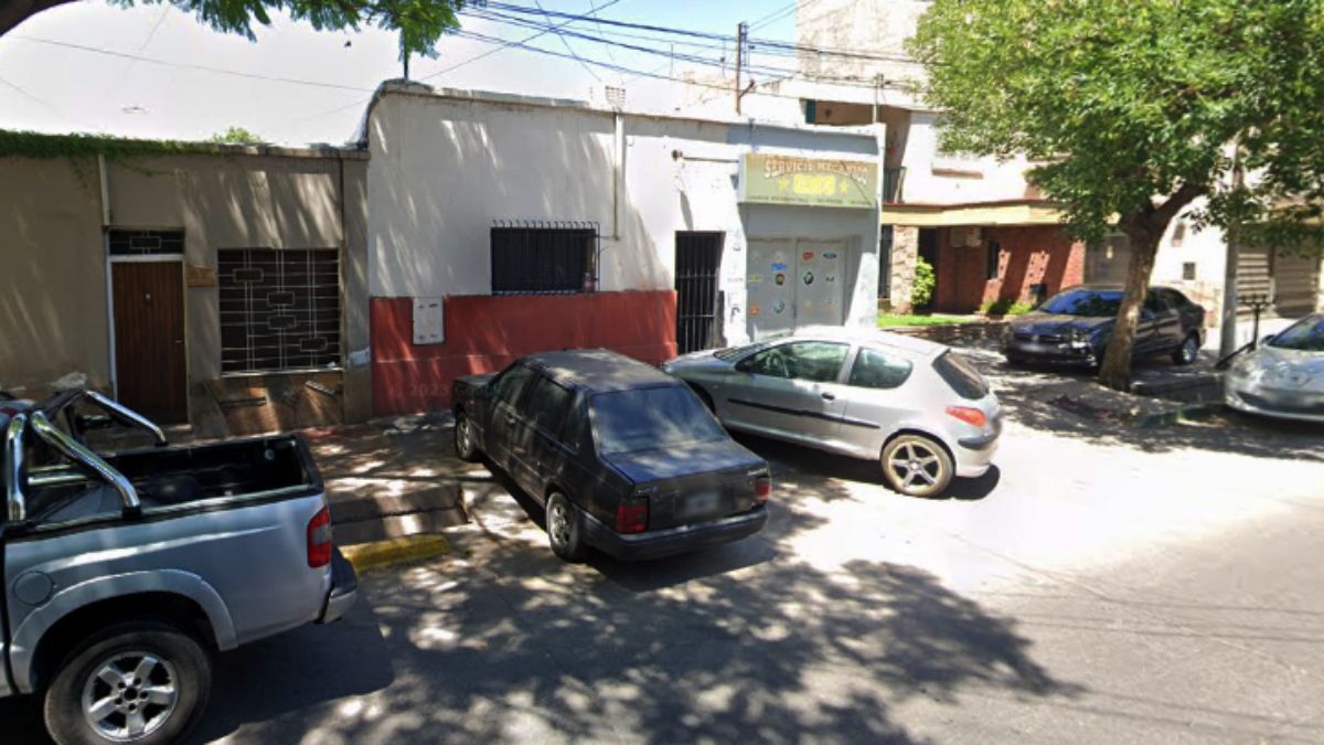 Un auto quemado fue el saldo de un incendio en Godoy Cruz. Dos mecánicos arreglaban un Honda Civic, y se produjo un incendio en un bidón de nafta, resultando con quemaduras ambos operarios.