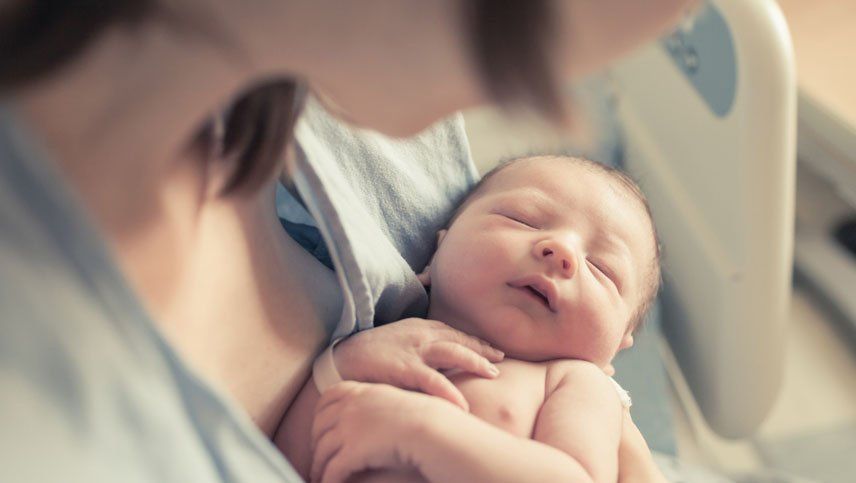 Tres proyectos oficialistas para ampliar las licencias de maternidad están frenados
