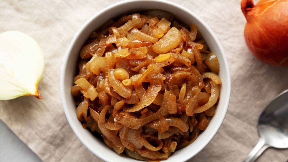 La receta de cebollas caramelizadas se hace con un proceso muy fácil de llevar adelante. La receta de cebollas caramelizadas se hace con un proceso muy fácil de llevar adelante.