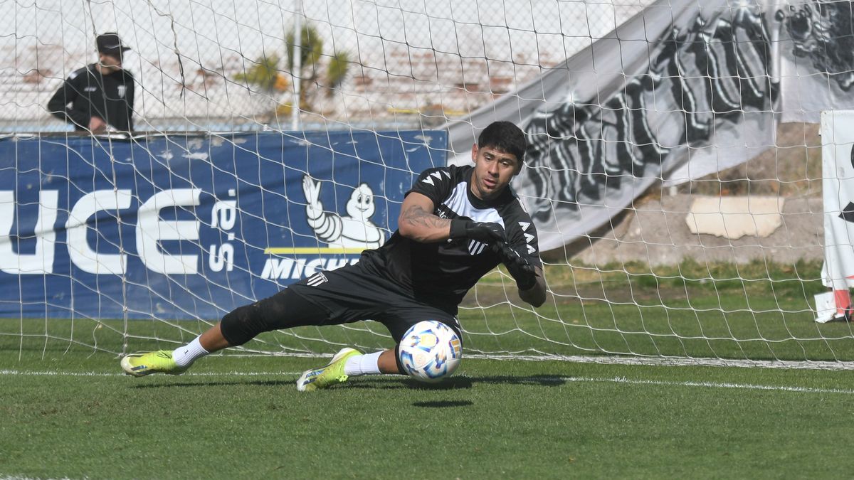 Lautaro Petruchi volvió atajar ante Temperley.