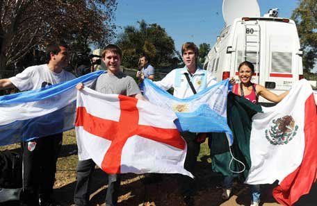 Hinchas de Argentina, México e Inglaterra visitaron la práctica de la Selección albiceleste