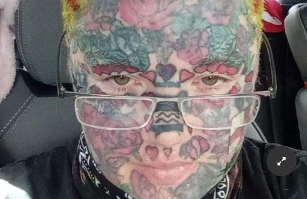 Adicta al tatoo. No la dejaron ir a la fiesta del colegio de su hijo por estar muy tatuada.