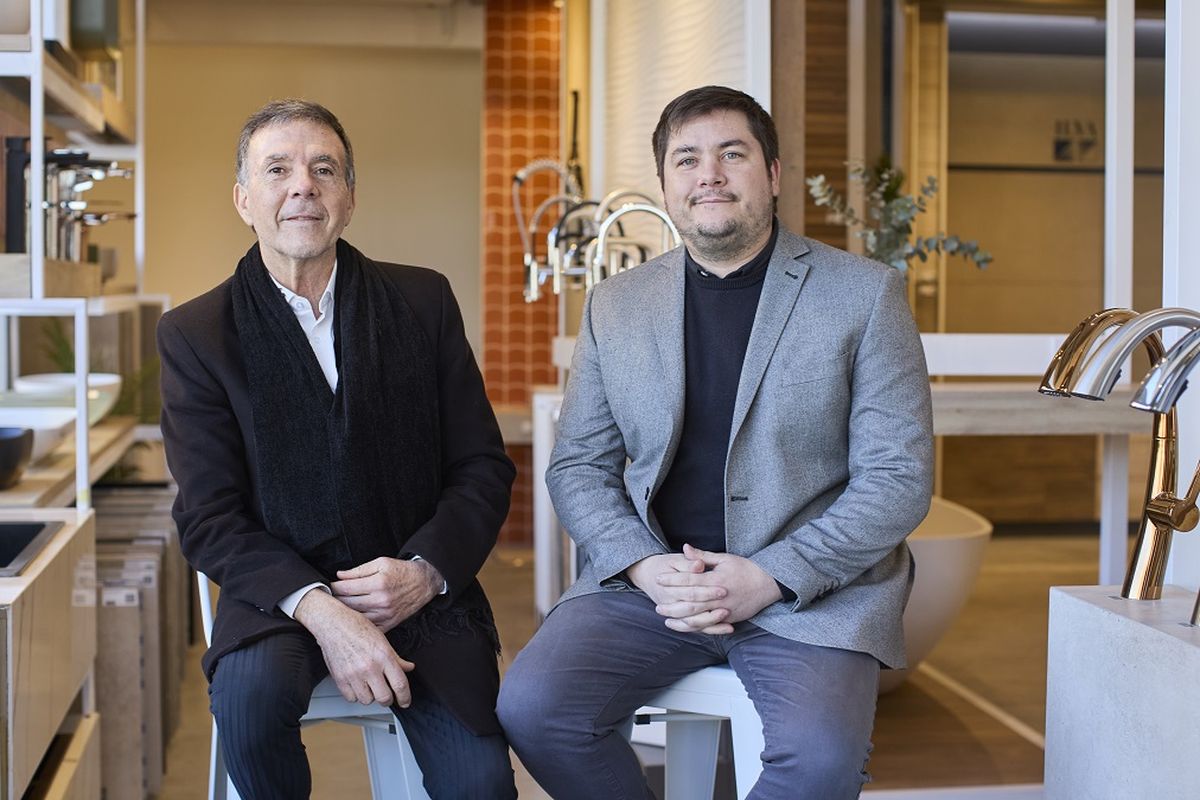 Padre e hijo en la misma empresa. Diego Pérez Colman hijo es el responsable comercial de HiperCerámico Chacras. Padre e hijo en la misma empresa. Diego Pérez Colman hijo es el responsable comercial de HiperCerámico Chacras.