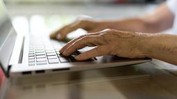 Los adultos mayores que vivan en Maipú y tengan más de 60 años podrán sumarse a las actividades gratuitas para aprender sobre las nuevas tecnologías.