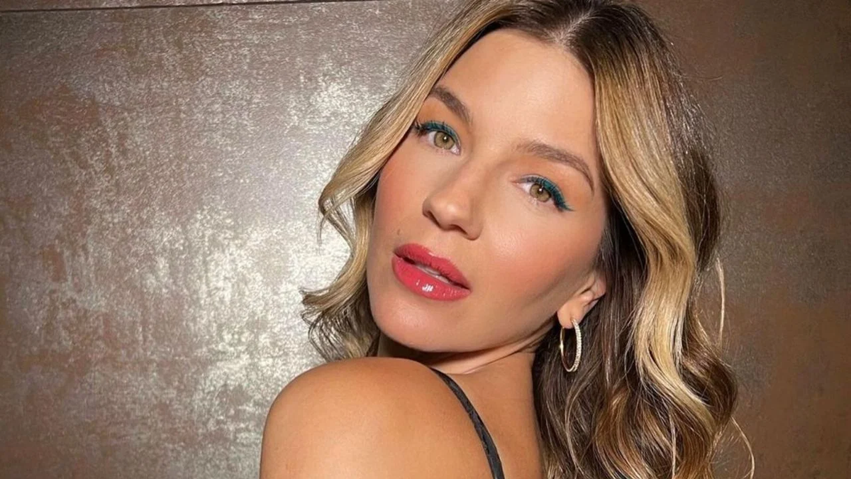 Desde Tucumán, Marcela Kloosterboer confirma que el estilo lencero se lleva ultra cowboy y con tajo