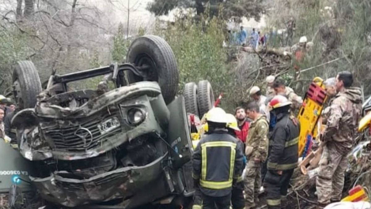 Un camión del Ejército Argentino se desbarrancó en la ruta 62, cerca de San Martín de los Andes, y murieron cuatro soldados Un camión del Ejército Argentino se desbarrancó en la ruta 62, cerca de San Martín de los Andes, y murieron cuatro soldados
