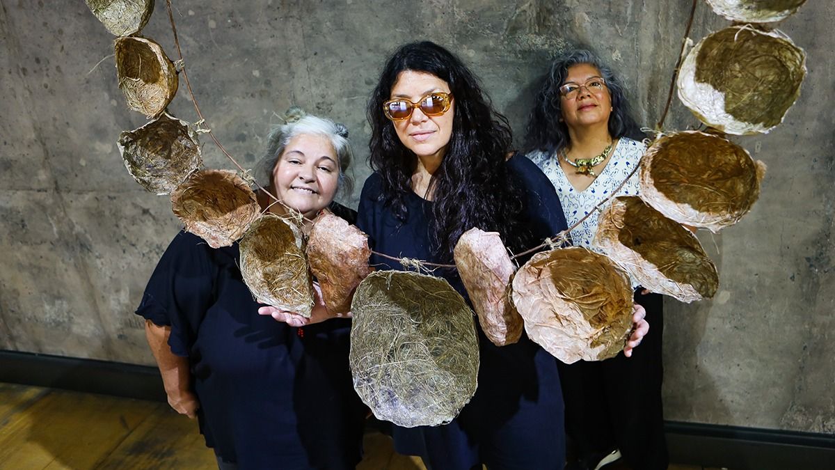 Verónica Anastasi, Marcela Pascual y Marité Chavetta, las artistas mendocinas del colectivo federal Yacurmanas que exponen joyas contemporáneas en el Anexo del MMAMM.