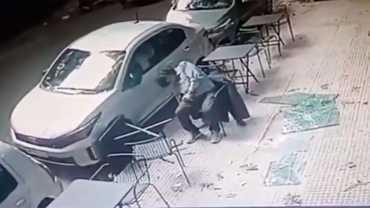 Un hombre de 50 a&ntilde;os recibi&oacute; un fuerte golpe cuando un panel de vidrio se desprendi&oacute; del balc&oacute;n de un cuarto piso.