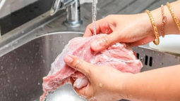 La peligrosa razón por la que NUNCA debes lavar la carne de res antes de cocinarla