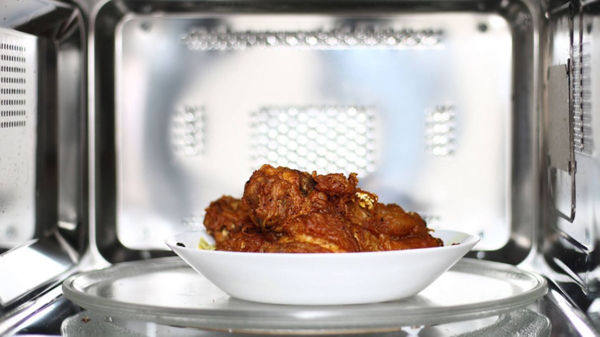 El horno a microondas puede ser utilizado para recalentar la comida que quedó, pero debe controlarse el tiempo de cocción. El horno a microondas puede ser utilizado para recalentar la comida que quedó, pero debe controlarse el tiempo de cocción.