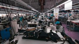 Varias personas trabajando en la fábrica de ropa Hualida en Changzhou, provincia china de Jiangsu. Crédito: EFE/EPA/ALEX PLAVEVSKI.