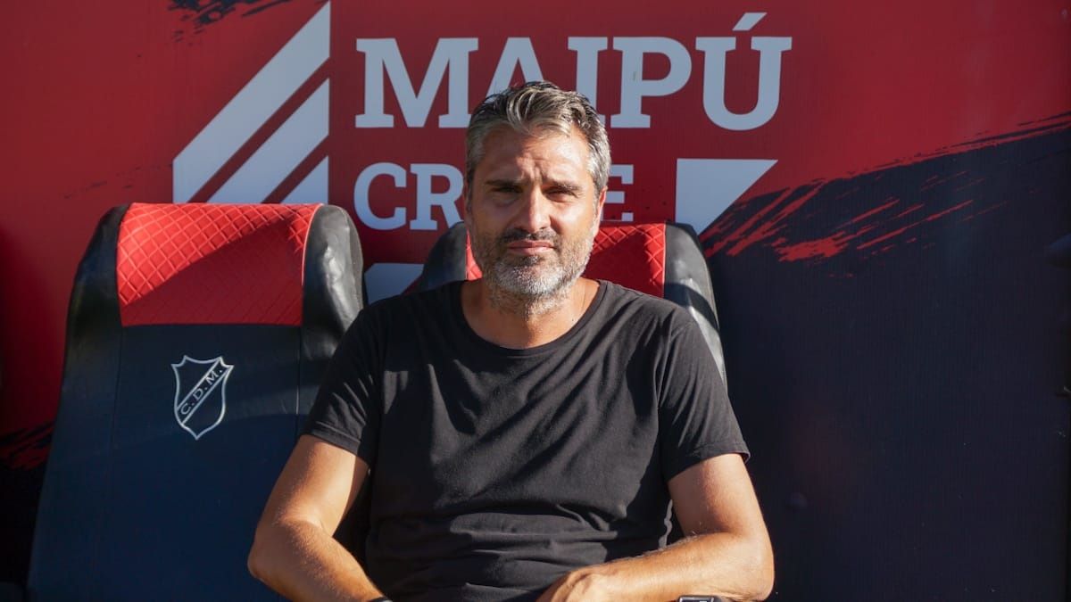 El entrenador del Deportivo Maipú, Juan Manuel Sara, disfrutó del primer triunfo en el torneo.