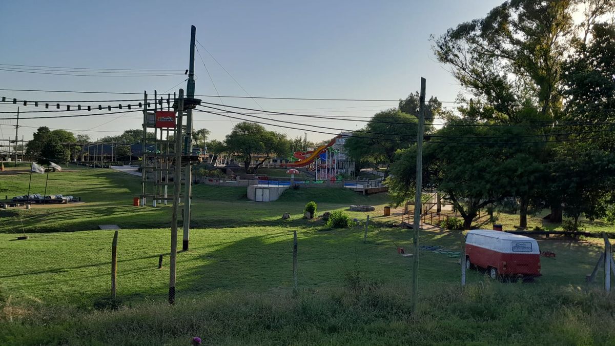 Desolación. Así lucía esta tarde el parque acuático después de que la Policía desalojara a todos sus visitantes, menos los alumnos mendocinos.