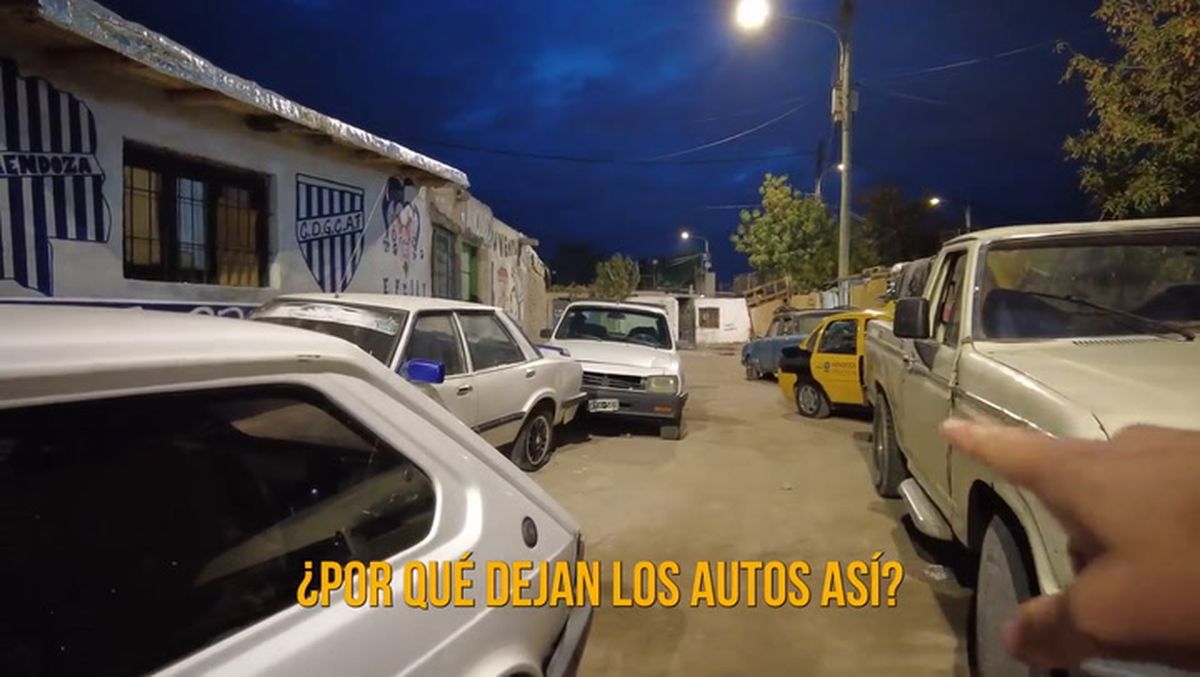 El youtuber se sorprendió por cómo estacionan los autos en las callecitas del barrio. El youtuber se sorprendió por cómo estacionan los autos en las callecitas del barrio.