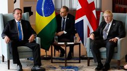 El preisdente de Brasil Jair Bolsonaro mantuvo un encuentro con el primer ministro británico Boris Johnson, quien le confirmó la efectividad de la vacuna de Oxford/AstraZeneca