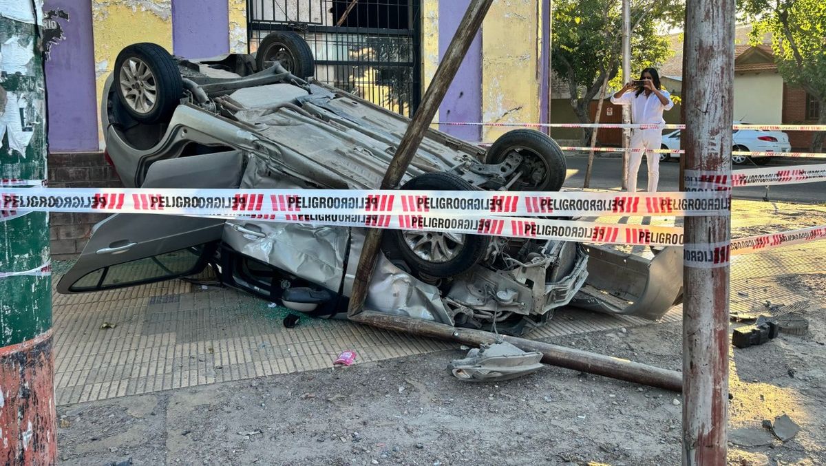 El impacto pudo haber sido fatal, pero ninguno de los involucrados está grave tras el vuelco. El impacto pudo haber sido fatal, pero ninguno de los involucrados está grave tras el vuelco.