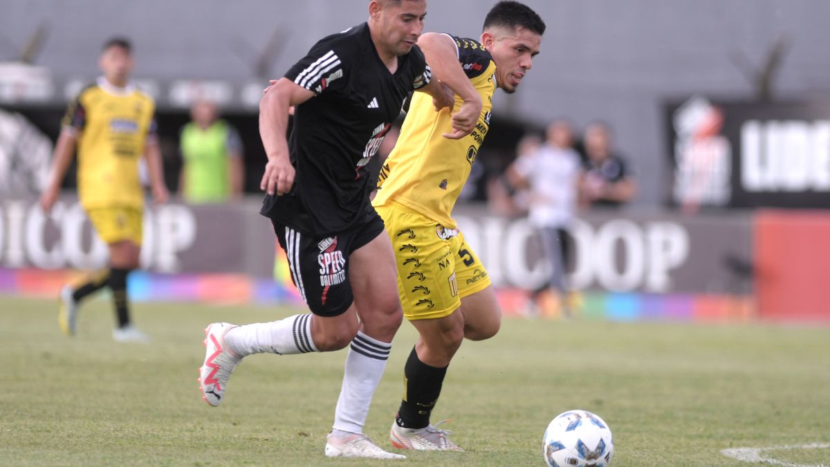 El domingo se juega el desquite de este partido, y de local Almirante Brown deberá ganar por dos goles de diferencia para hacer valer su ventaja deportiva. El domingo se juega el desquite de este partido, y de local Almirante Brown deberá ganar por dos goles de diferencia para hacer valer su ventaja deportiva.