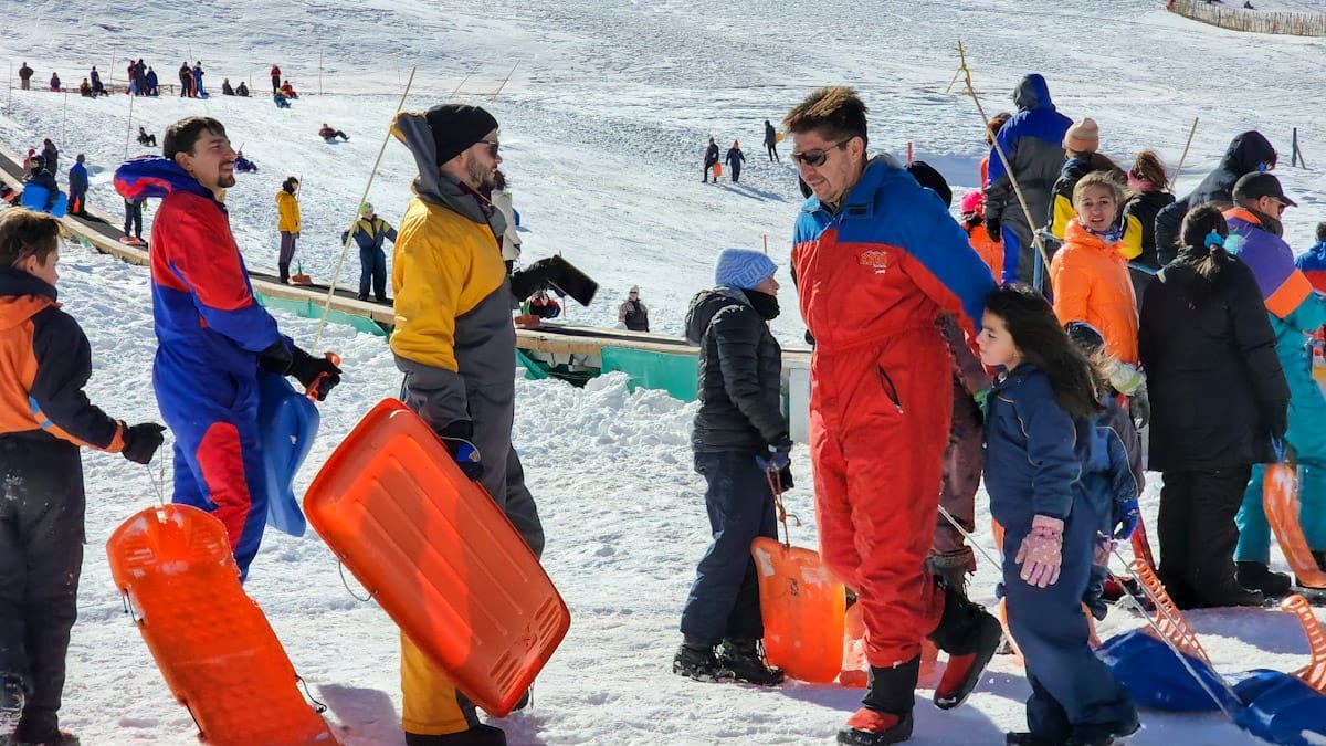 Turistas locales, nacionales y extranjeros se acercan hasta el parque de nieve Los Puquios para hacer sus primeros intentos de esquiar