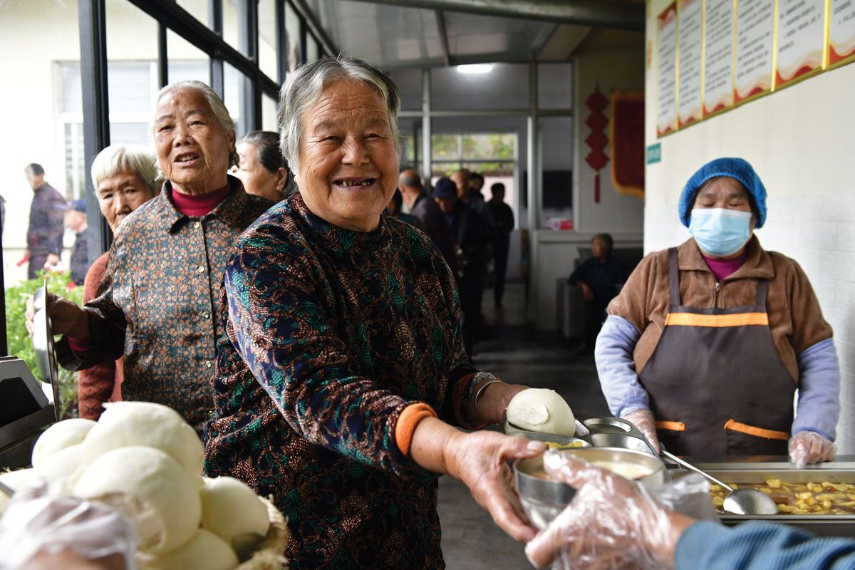 Personas mayores reciben un almuerzo gratuito en un comedor de la aldea de Wangjiaquan, en Yiyuan, el 15 de octubre. ZHAO DONGSHAN / PARA CHINA DAILY.