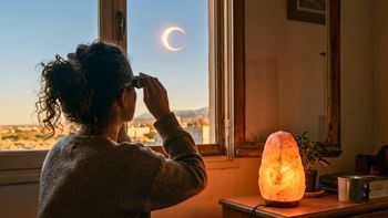 Lámpara de sal: cómo usarla hoy con el eclipse solar para atraer sus beneficios a casa