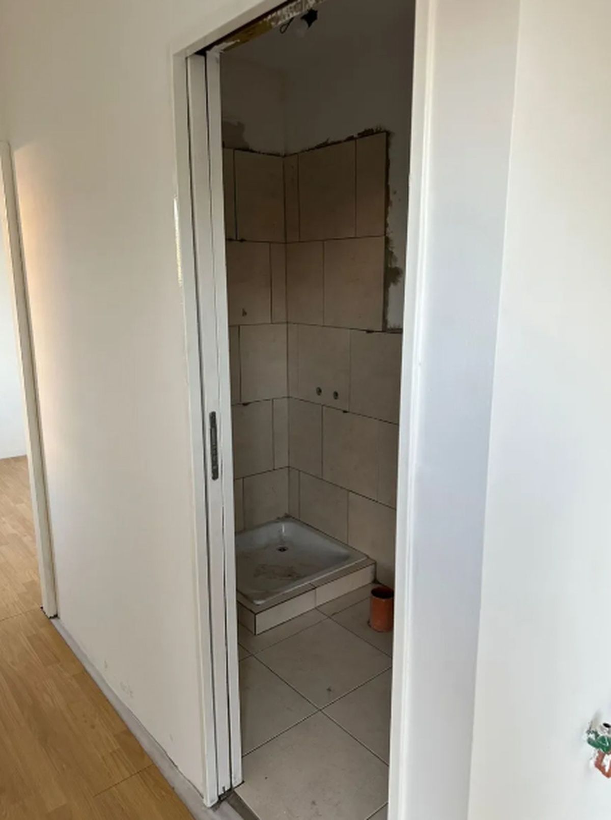 El baño de la casa contenedor en plena construcción. El baño de la casa contenedor en plena construcción.