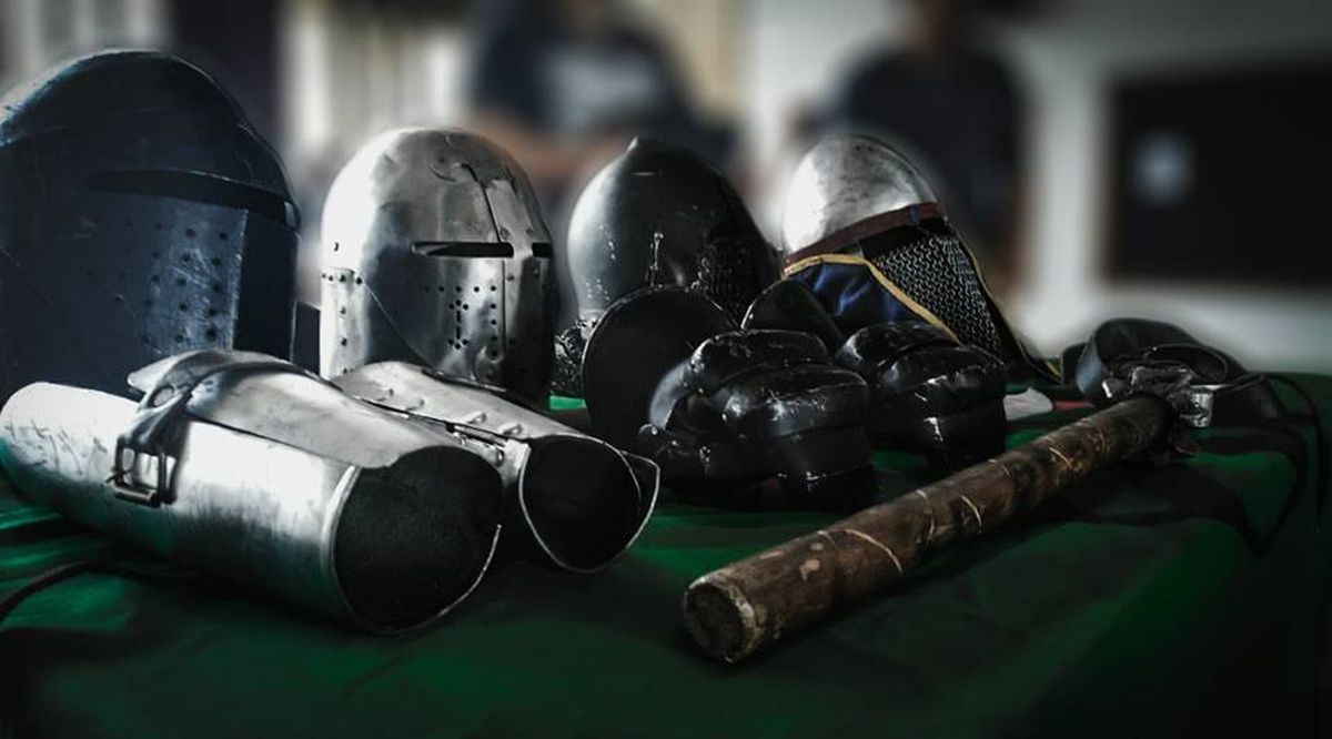 La armadura, yelmos, espadas y hachas son realizadas por los luchadores de combate medieval en Mendoza. La armadura, yelmos, espadas y hachas son realizadas por los luchadores de combate medieval en Mendoza.