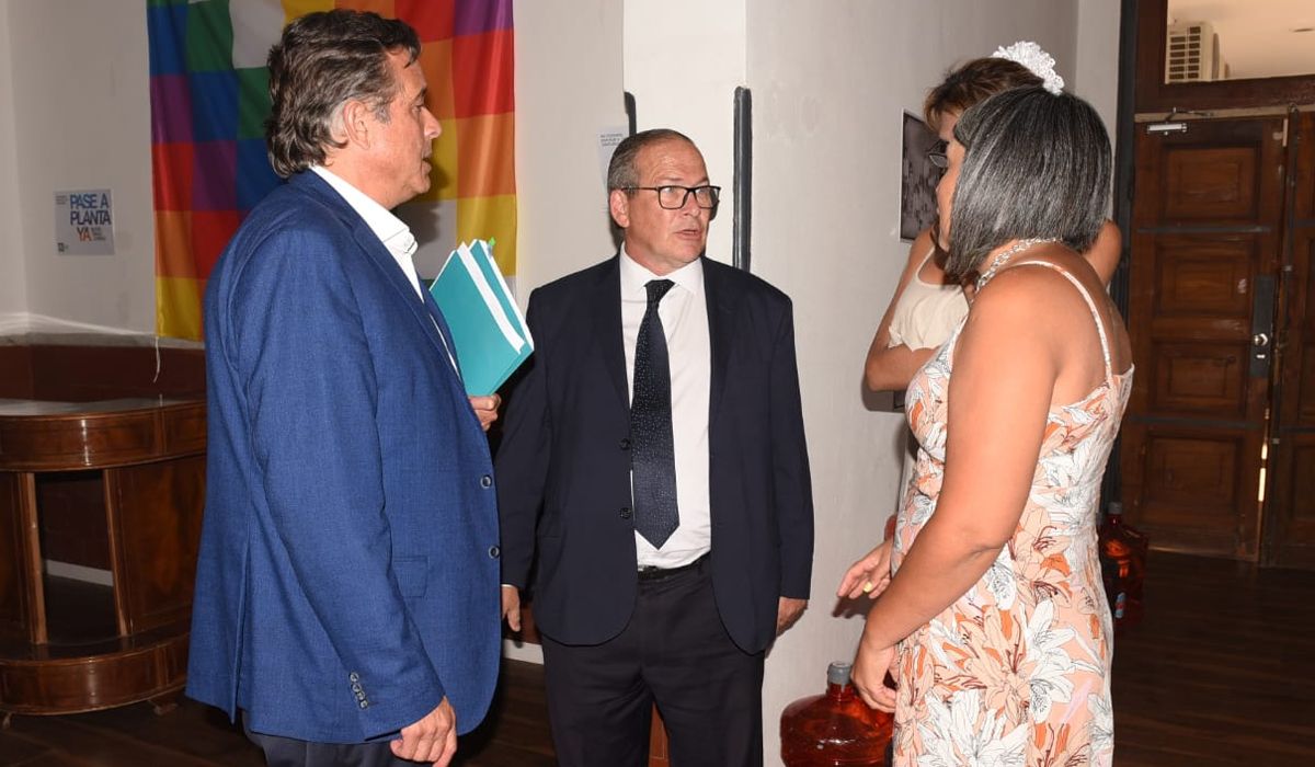 Víctor Ibañez en las oficinas del Instituto Nacional de Asuntos Indígenas.