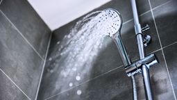 Tomar una buena ducha puede mejorar tu estado de ánimo, entre otros beneficios