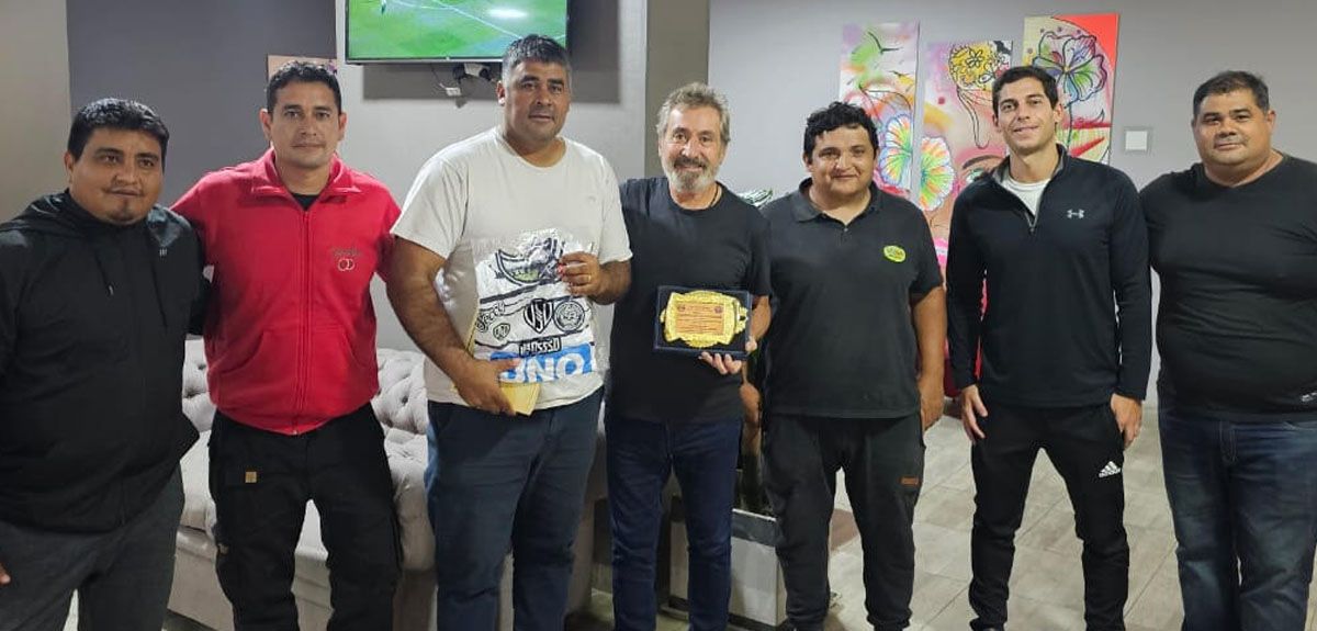 Daniel Vila recibió una plaqueta y entregó una camiseta de Independiente Rivadavia