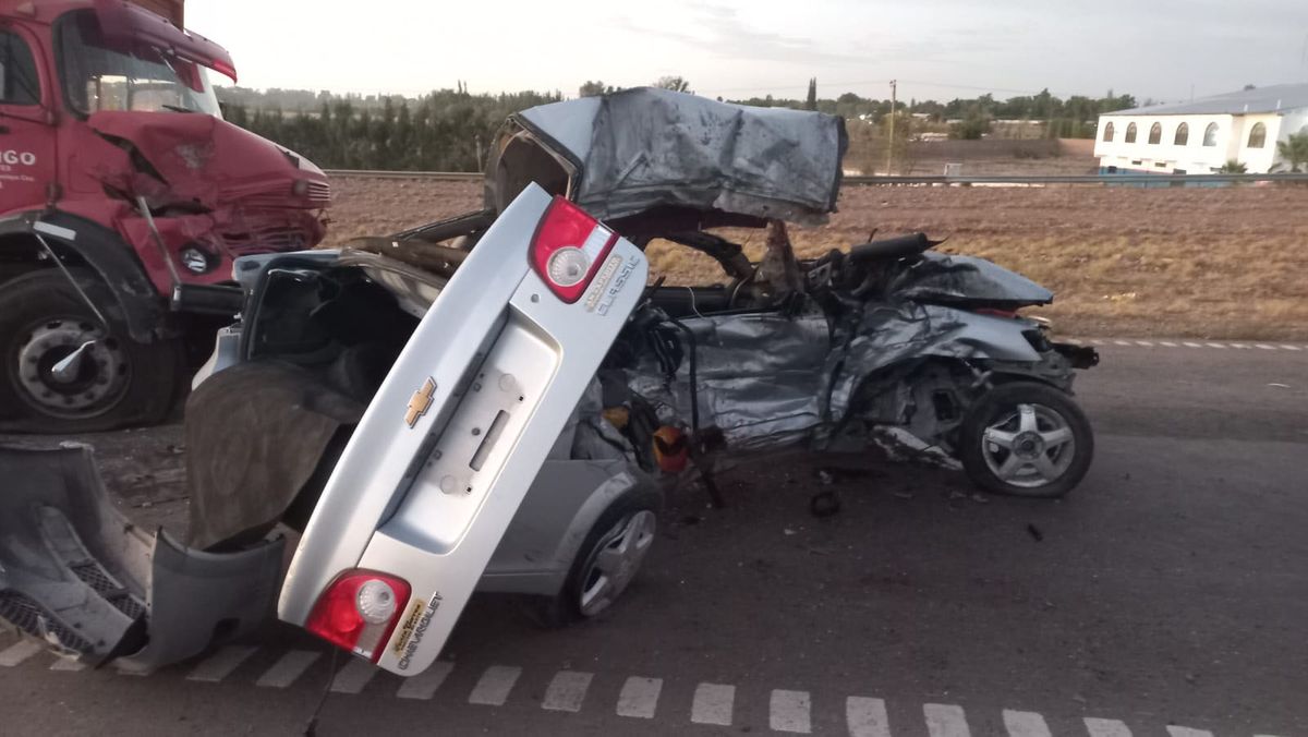 El Corsa volcó, dio varios tumbos, se cruzó de carril e impactó de frente con un viejo camión Mercedes Benz.