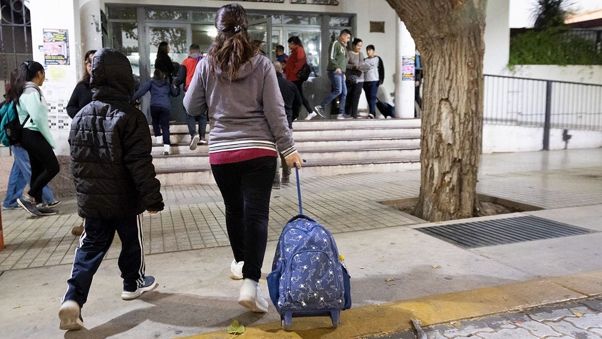 La DGE y la Justicia intervienen ante las faltas reiteradas de los chicos a la escuela. La DGE y la Justicia intervienen ante las faltas reiteradas de los chicos a la escuela.