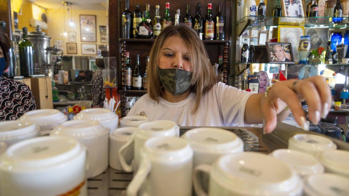 La tradición en la sangre. Jorgelina Zamora, tercera generación que dirige este café tan entrañable para los vecinos de Villa Hipódromo.